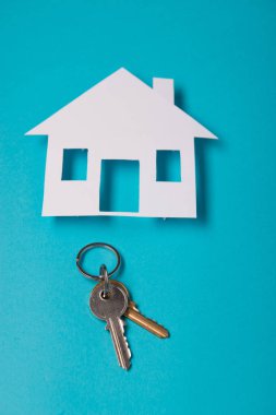 Gümüş anahtar ile ev şekil