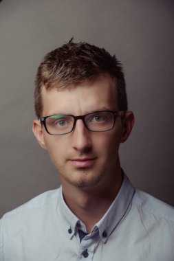 Zeki, ciddi bir gencin portresi. Meraklı adam kameraya bakıyor