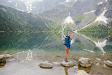deniz gözü ve lehçe Tatry dağları güneşli manzara denilen gölde rahatlatıcı adam