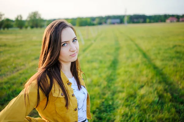 Feliz joven disfrutando de la belleza del soleado día de primavera — Foto de Stock