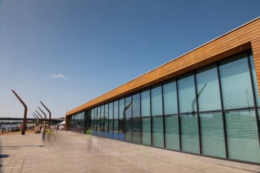 Grodzka Adası'ndaki Szczecin'deki modern Marina binasına bakış