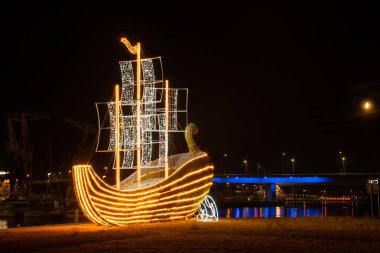 Szczecin, Polonya-Ağustos 2018: Noel aydınlatmaları ile dekore grodzka Adası