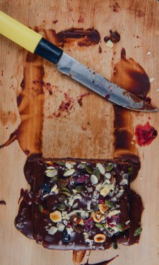 Masanın üzerinde kuru üzümlü çikolatalı pasta var.