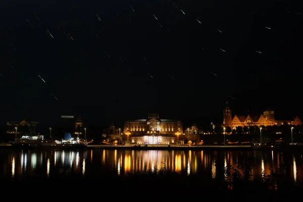 Szczecin. Vista noturna do outro lado do rio para o centro histórico iluminado. Rio Odra. Estações de serviço em Szczecin — Fotografia de Stock