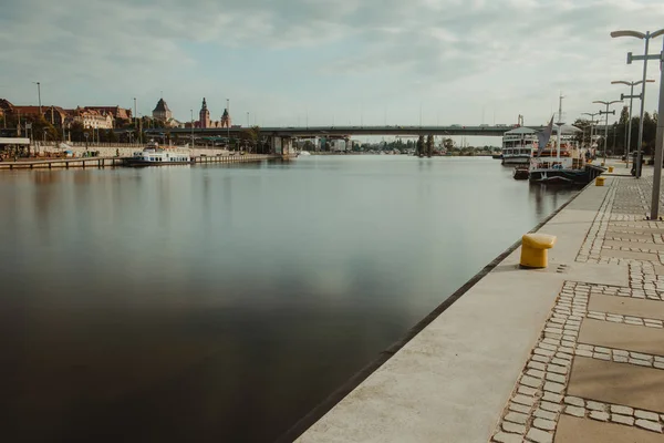 Szczecini az Odera folyó partján a tengerészeti múzeummal és a Grodzka-sziget egy részét képező terasszal, Szczecin, Lengyelország — Stock Fotó