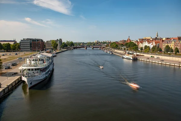 Margem esquerda do rio Oder em Szczecin com o museu marítimo e os terraços com uma parte da Ilha Grodzka, Szczecin, Polônia — Fotografia de Stock