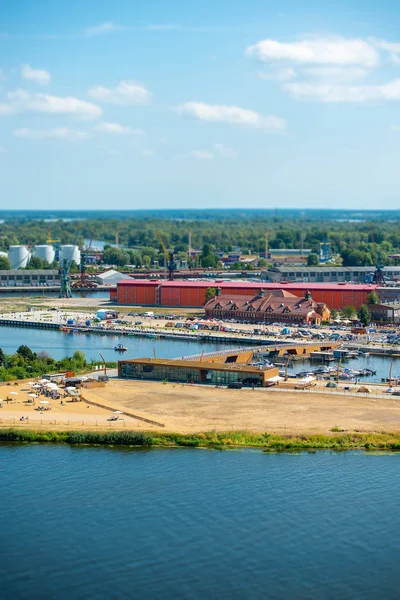 Margem esquerda do rio Oder em Szczecin com o museu marítimo e os terraços com uma parte da Ilha Grodzka, Szczecin, Polônia — Fotografia de Stock
