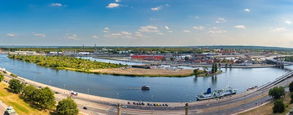 Linkes Ufer der Oder in Szczecin mit dem Meeresmuseum und den Terrassen mit einem Teil der Insel Grodzka, Szczecin, Polen — Stockfoto
