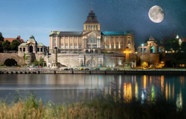 Vista diurna e noturna do outro lado do rio até o centro histórico iluminado. Rio Odra. Estações de serviço em Szczecin — Fotografia de Stock