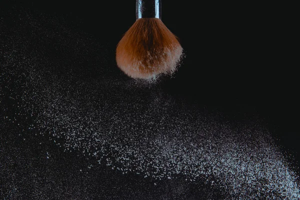 Pó de maquiagem isolado com escova em fundo preto — Fotografia de Stock
