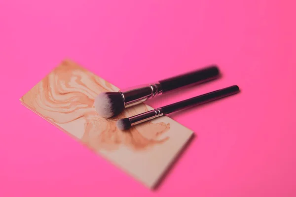 Isolato make-up in polvere con pennello su sfondo nero — Foto Stock