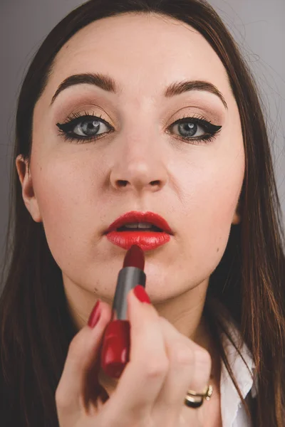 Professionelles Make-up. Roter Lippenstift anwenden — Stockfoto