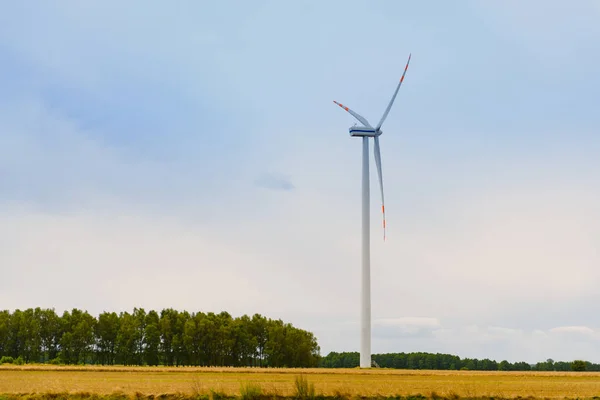 风力涡轮机。风能可再生能源的生态发电。风车拯救了地球的天然成分。绿色生态与纯电 — 图库照片