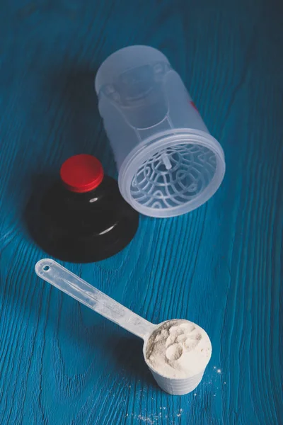 Suplement białka proszek w plastikowej łyżce — Zdjęcie stockowe