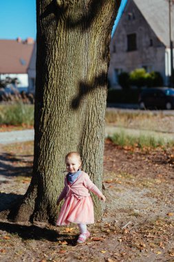 Sevimli kız güzel bir sonbahar gününde eğleniyor.