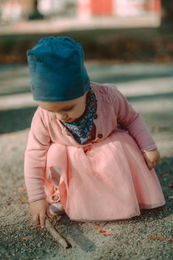 Sevimli kız güzel bir sonbahar gününde eğleniyor.