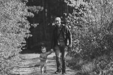 Mutlu sevgi dolu aile. Baba ve oynama ve açık havada onun kızı kız çocuk. Sevimli küçük kız baba sarılmak. Babalar günü kavramı