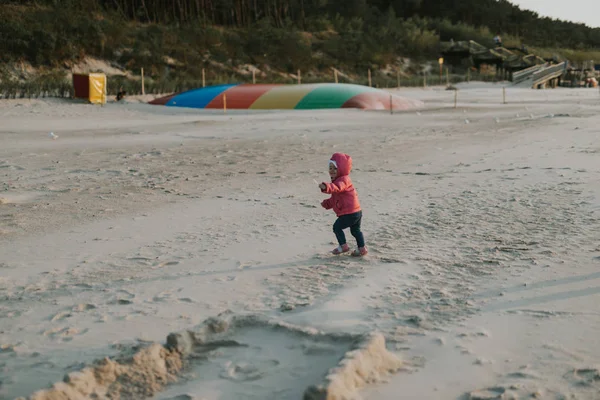 Adorable niña en una playa de arena soleada. Infancia . — Foto de Stock
