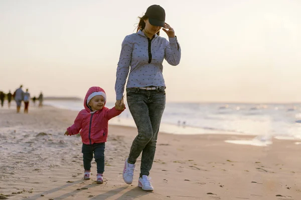 Mãe e filhinha andando na praia — Fotografia de Stock