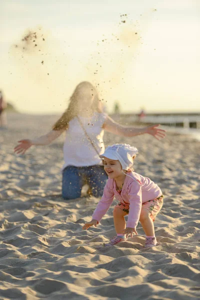 Mãe e filha brincando na praia — Fotografia de Stock