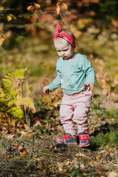 Urocza dziewczyna bawiąca się w piękny jesienny dzień — Zdjęcie stockowe