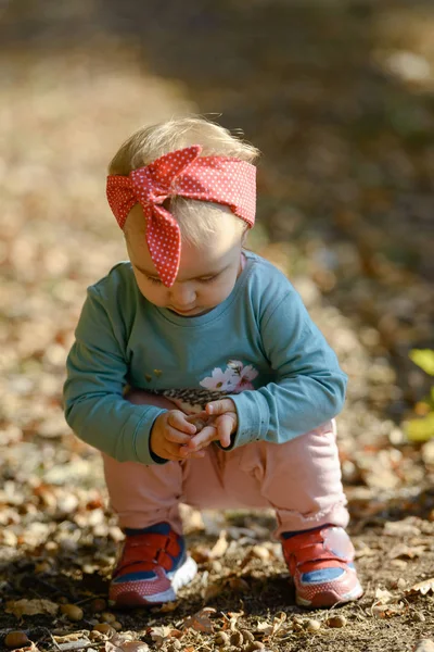 Adorable chica divirtiéndose en hermoso día de otoño — Foto de Stock