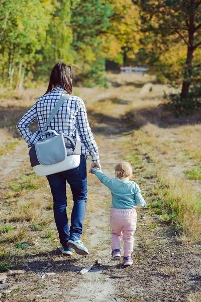 Feliz familia madre e hijo pequeña hija corriendo y jugando en otoño a pie —  Fotos de Stock