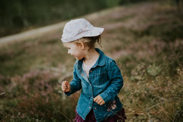 Adorable chica divirtiéndose en hermoso día de otoño — Foto de Stock