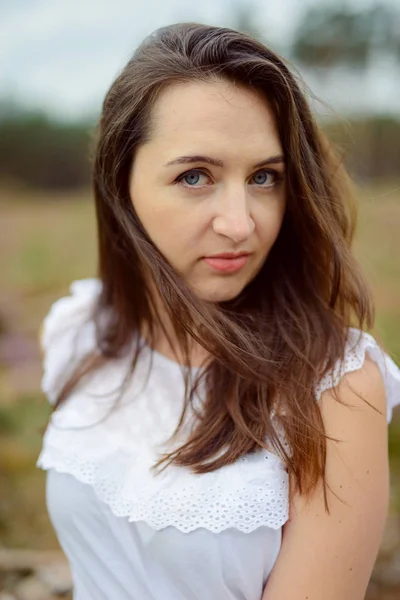 A photo of woman in the forest where the purple heather blooms. copy space — Stock Photo, Image