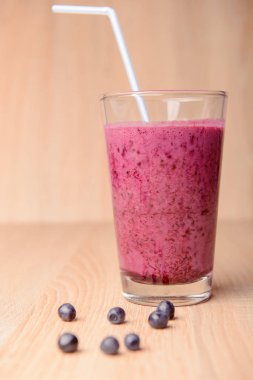 Taze böğürtlenli yabanmersini püresi.