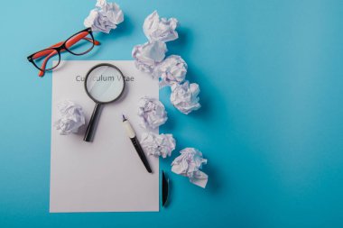 Boş bir beyaz kağıda yazılı özgeçmiş