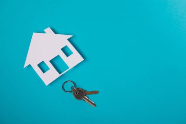 Gümüş anahtar ile ev şekil