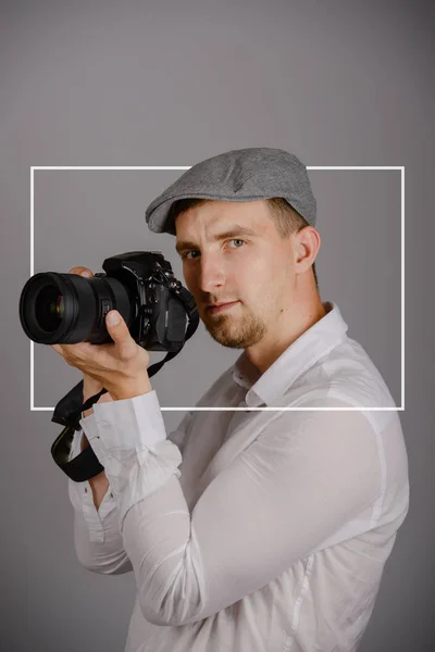 Nuori mies käyttää ammattikamera — kuvapankkivalokuva