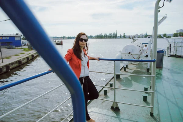 Junge Frau segelt auf Kreuzfahrtschiff oder Fähre mit Meer — Stockfoto
