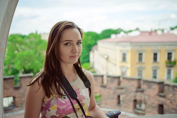 Vacker flicka under sightseeing gamla slottet i Krakow, Wawel. — Stockfoto