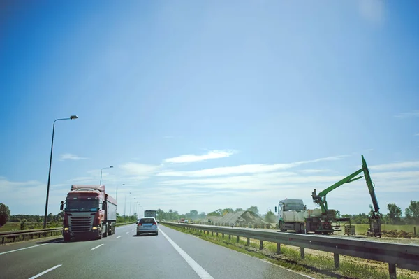 Tráfico en la autopista con coches y camiones adelantando. obras viales durante la construcción de carreteras —  Fotos de Stock