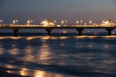 Miedzyzdroje plajda güzel gün batımında Baltık denizi. Polonya baltık sahili. Turist arasında ünlü şehir. Gün batımında İskele