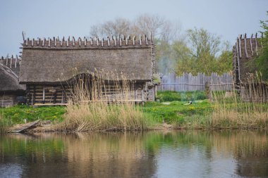 Köydeki eski tahta Viking kulübeleri.
