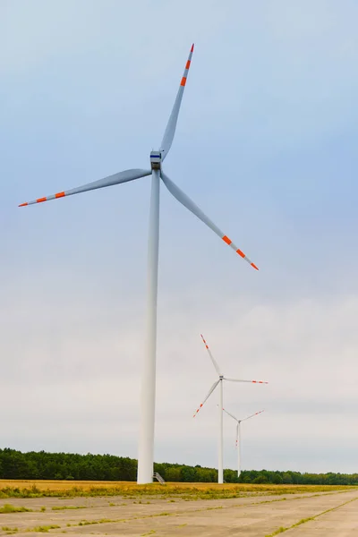 Windturbine. Eco Power duurzame energieproductie van wind. Windmolen redt de natuurlijke ingrediënten van de aarde. Groene ecologie en zuivere elektriciteit — Stockfoto