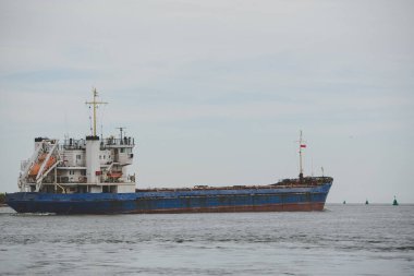Nakliye gemileri limandan açık Baltık Denizi'ne hareket ediyor