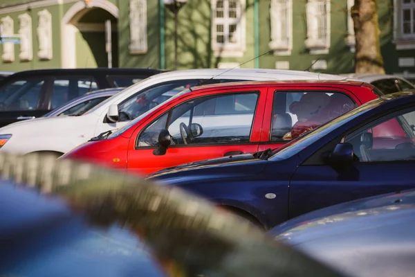 Vista de los coches fuertemente embalados en el estacionamiento — Foto de Stock