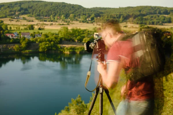 Photographer's boyfriend takes a photo of landscape — Stock Photo, Image