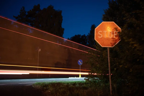 Autólámpák az autópályán, stoptábla az út szélén — Stock Fotó
