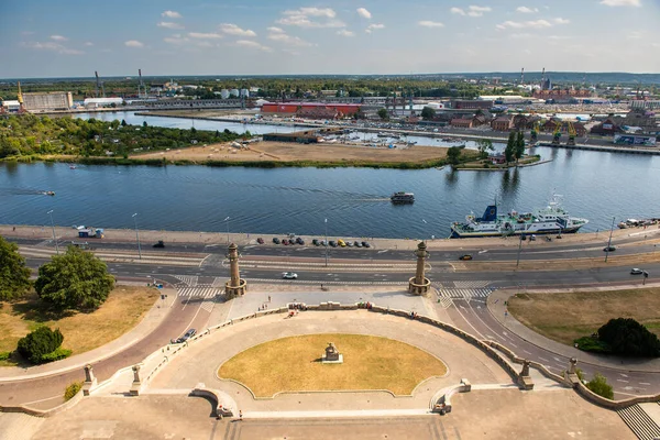 Orilla izquierda del río Oder en Szczecin con el museo marítimo y el terraplén de Chrobry, Szczecin, Polonia — Foto de Stock