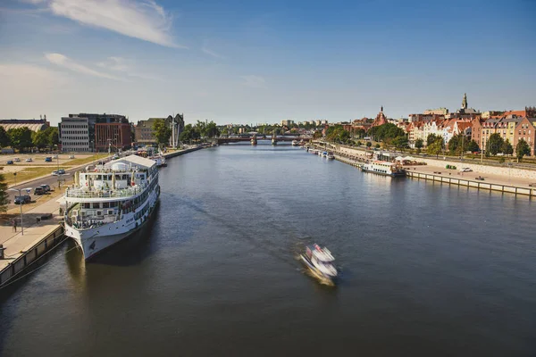 Margem esquerda do rio Oder em Szczecin com o museu marítimo e o aterro de Chrobry, Szczecin, Polônia — Fotografia de Stock