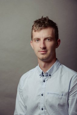 Zeki ve ciddi bir gencin portresi.