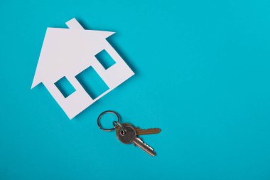 Gümüş anahtar ile ev şekil