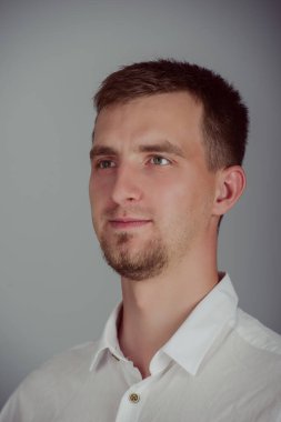 Gülümseyen genç bir adamın portresi