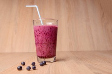 Taze böğürtlenli yabanmersini püresi.