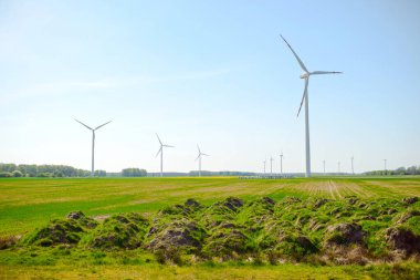 Parlak mavi gökyüzü hareket ediyor ve rüzgar türbini